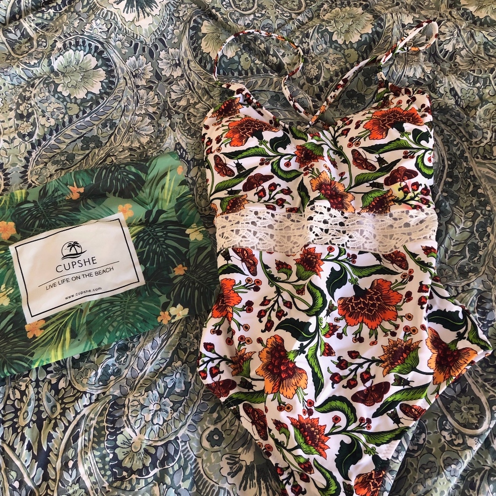 Cupshe one piece bathing suit, size small.